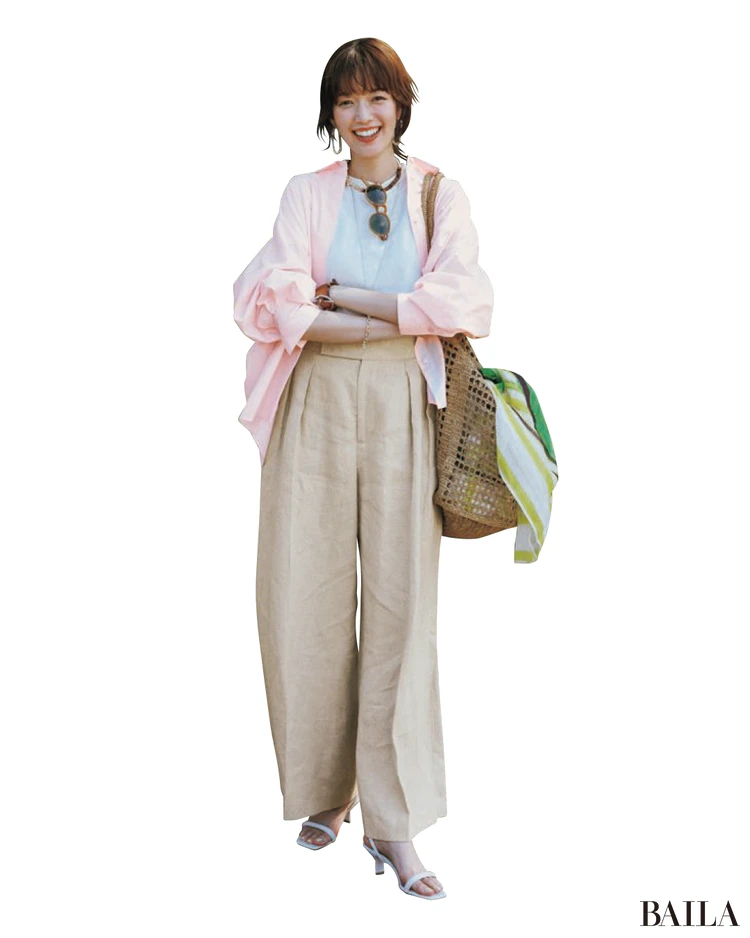 ピンクのシャツをラフに羽織ってこなれカジュアル【BAILA今日のコーデ】