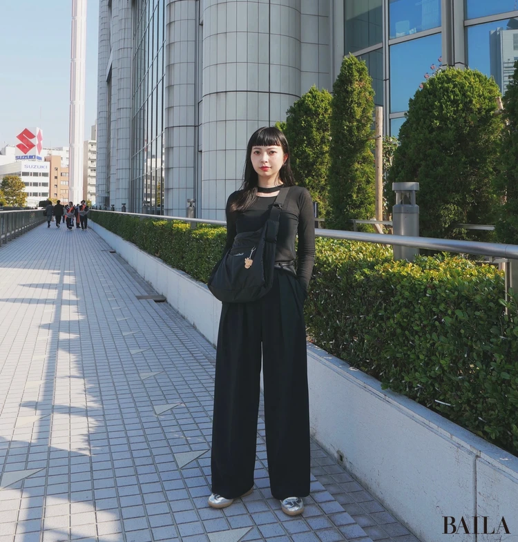 【2026年】20代・30代のおしゃれ読者 「スニーカーコーデ」12選。アディダス、ナイキ、ニューバランス…抜け感コーデから通勤まで。_1