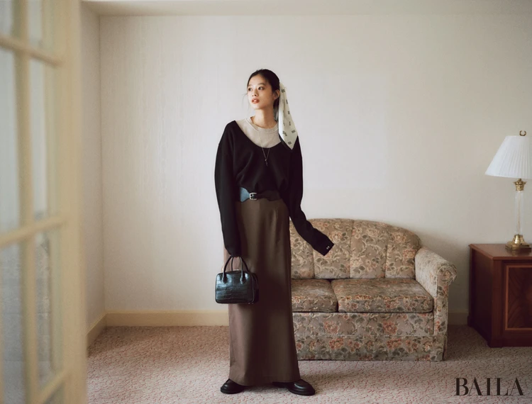 コントラストのあるニット同士を重ねれば重厚な大人の可愛さに