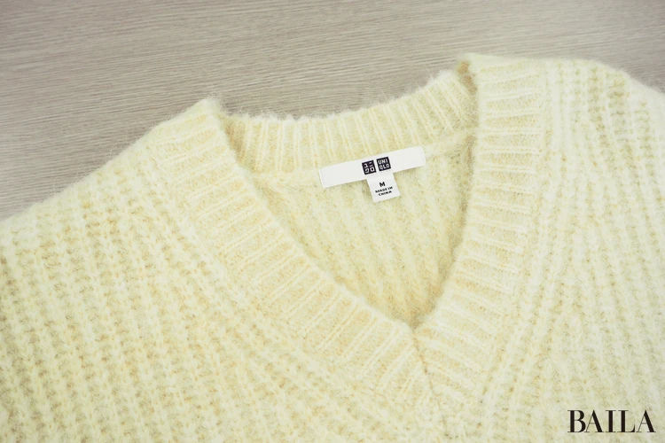 身長162cm ユニクロ フラッフィVネックセーター オフホワイト Mサイズ  正面 襟アップ