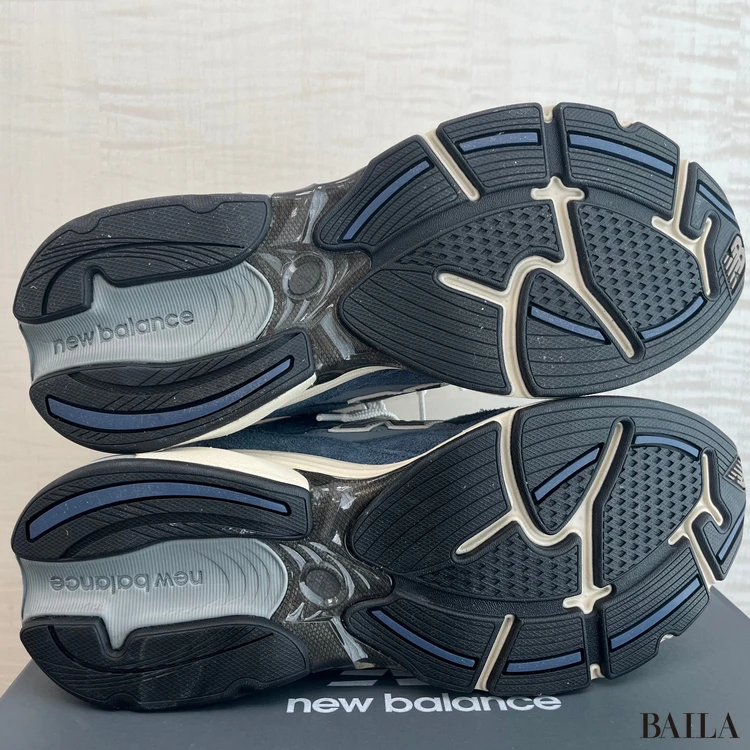 ニューバランス 歩きやすいスニーカー