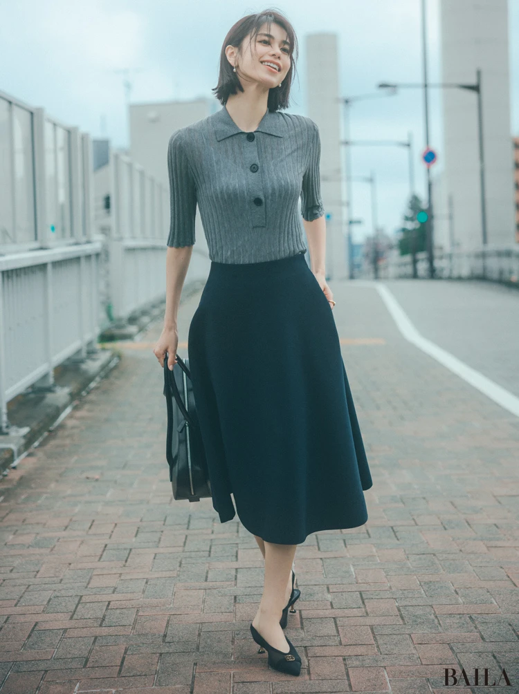 スマートフェミニンな装いが 誰に対しても好印象