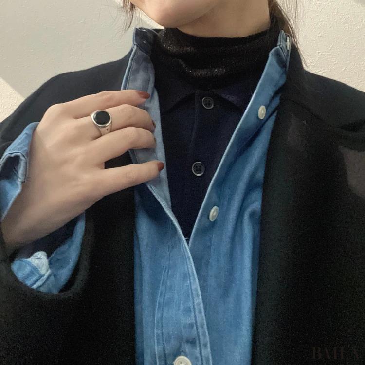 ユニクロの「メリノポロセーター」ネイビー寄り写真