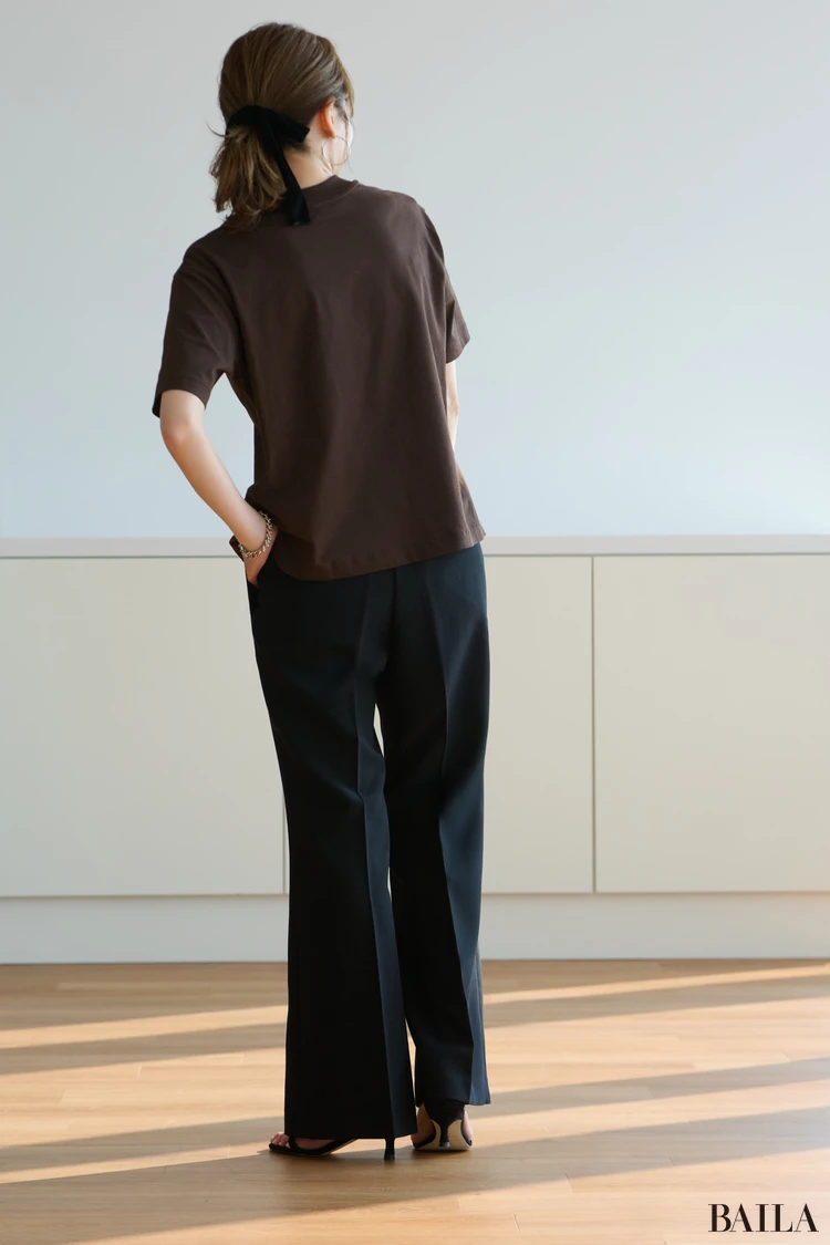 ユニクロの新作「スマートフレアパンツ」を試着する真知さん後ろから見た写真