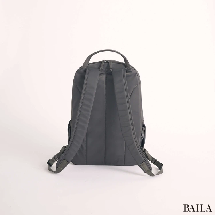 「スーツスクエア」のACE共同開発 リュック　背面