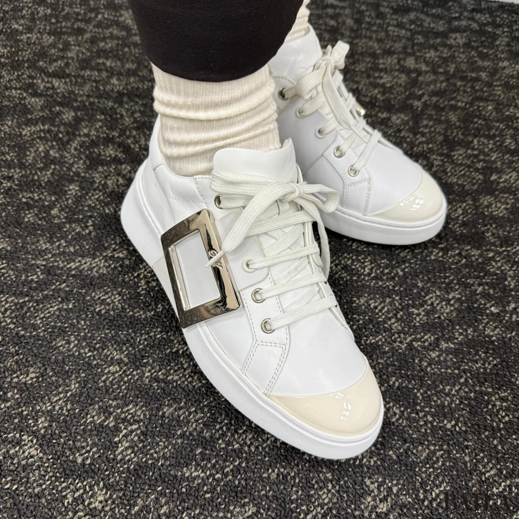 Roger Vivier(ロジェ ヴィヴィエ) ヴィヴ スケート レザー スニーカー 履いた様子