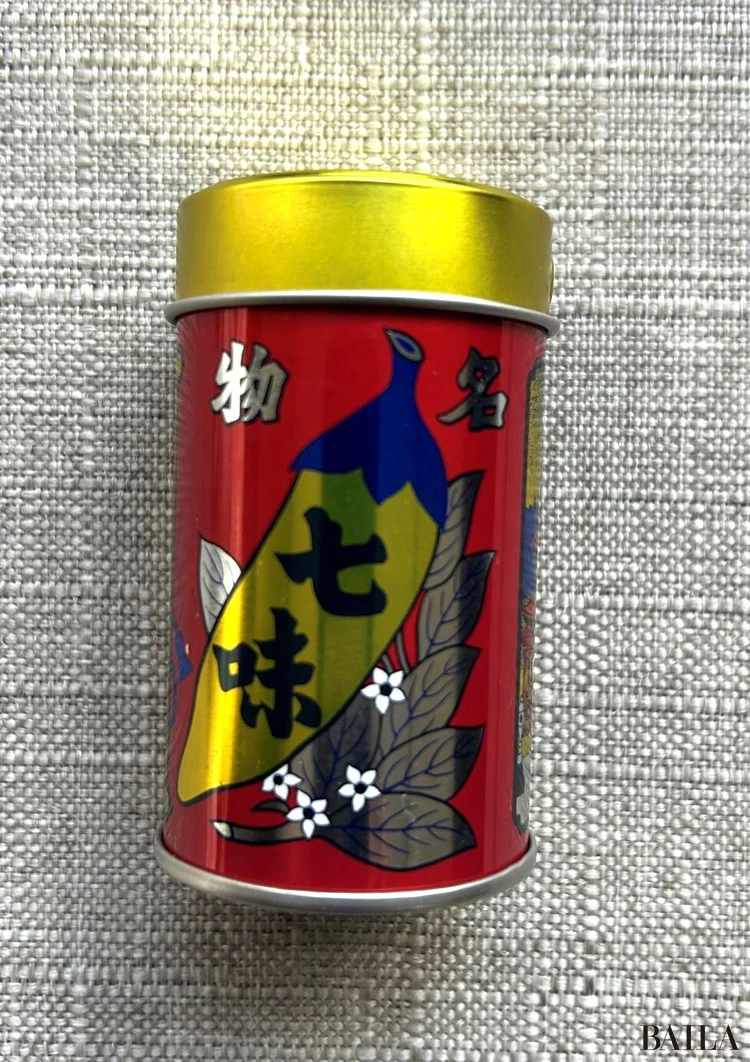 八幡屋磯五郎 七味 缶正面