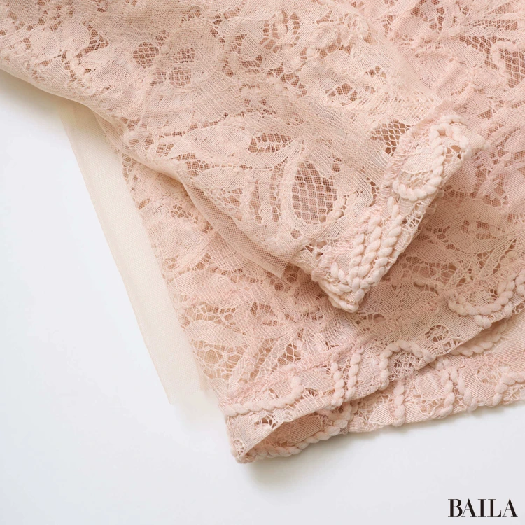 レース生地の縁：折り返し処理がされているのでほつれの不安も少ない