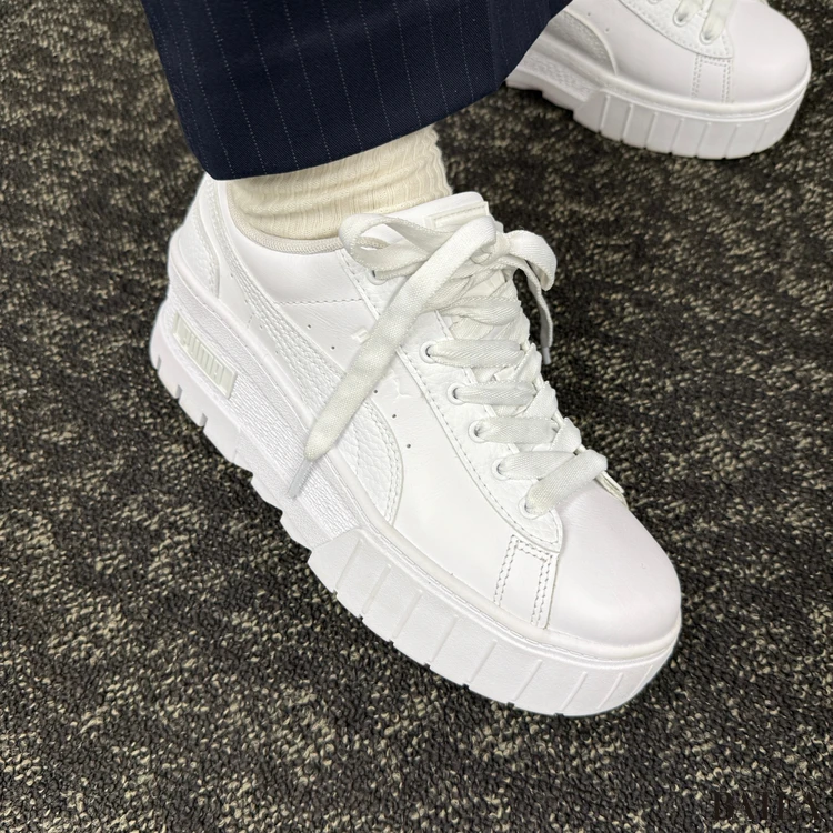 PUMA(プーマ) メイズ ウェッジ 履いた様子