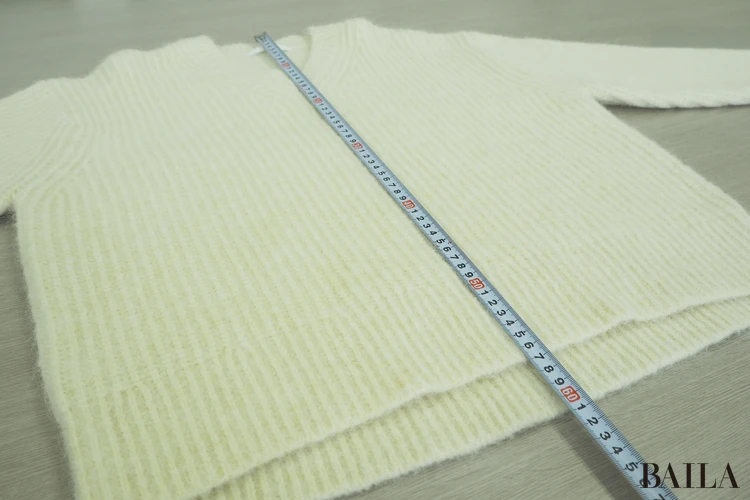着丈：（前）約57cm、（後ろ）約61cm　身長162cm ユニクロ フラッフィVネックセーター オフホワイト Mサイズ  正面 サイズ感