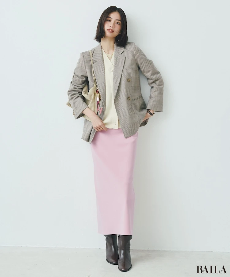 まろやかなベージュをレイヤード。オフィスで話しかけやすい先輩に