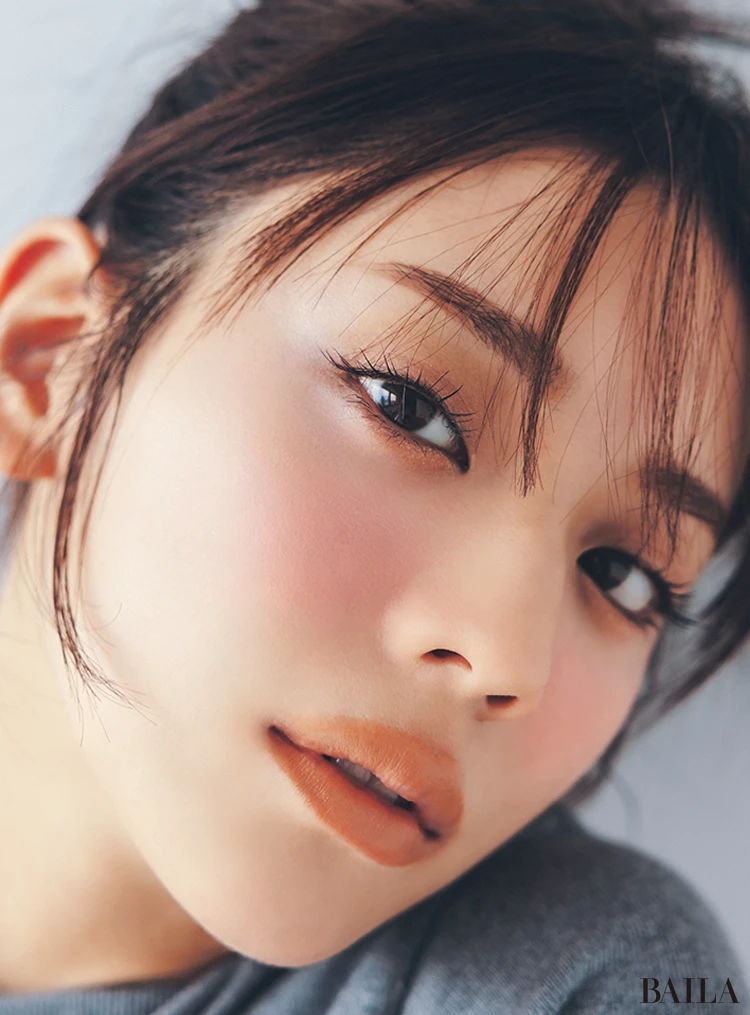 グレーTシャツの日のメイク　チーク