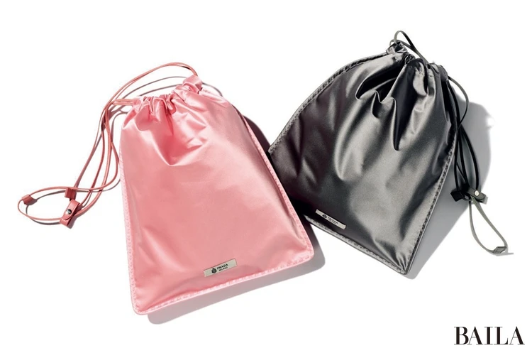 【PRADA(プラダ)】軽快でチャーミングなサテンポーチを小わきに抱えて