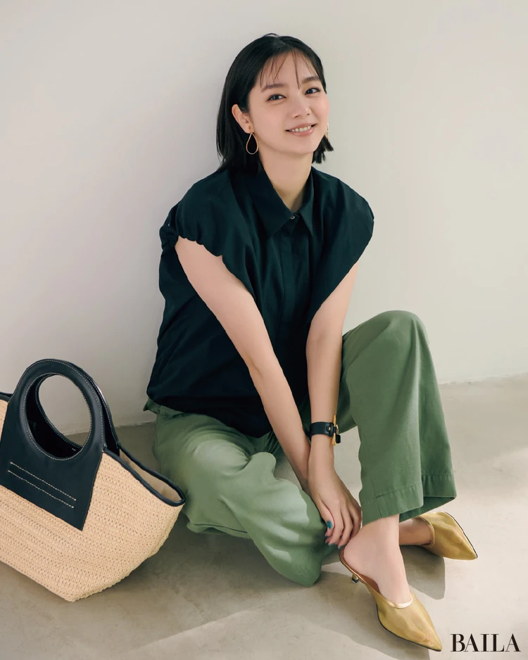 ラフな着こなしはゴールドの足もとできれいめに昇華【BAILA今日のコーデ】