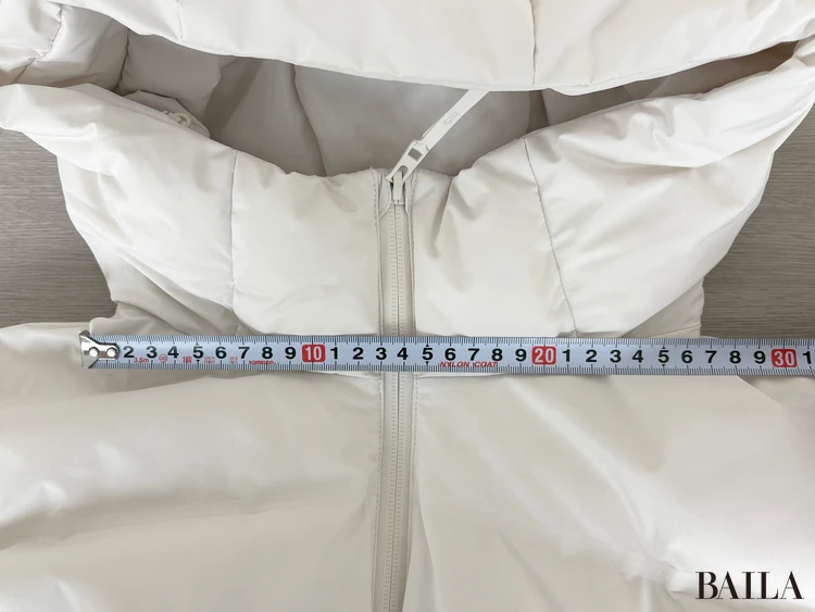 首元の開き幅:約27cm 身長162cm ユニクロ ニット 正面 「シームレスダウンパーカ」¥14900 オフホワイト Mサイズ