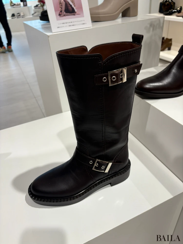 ダイアナのバックルブーツ