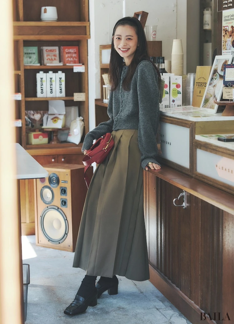 美シルエットなヒールローファーがシックな配色をぐっと女らしく