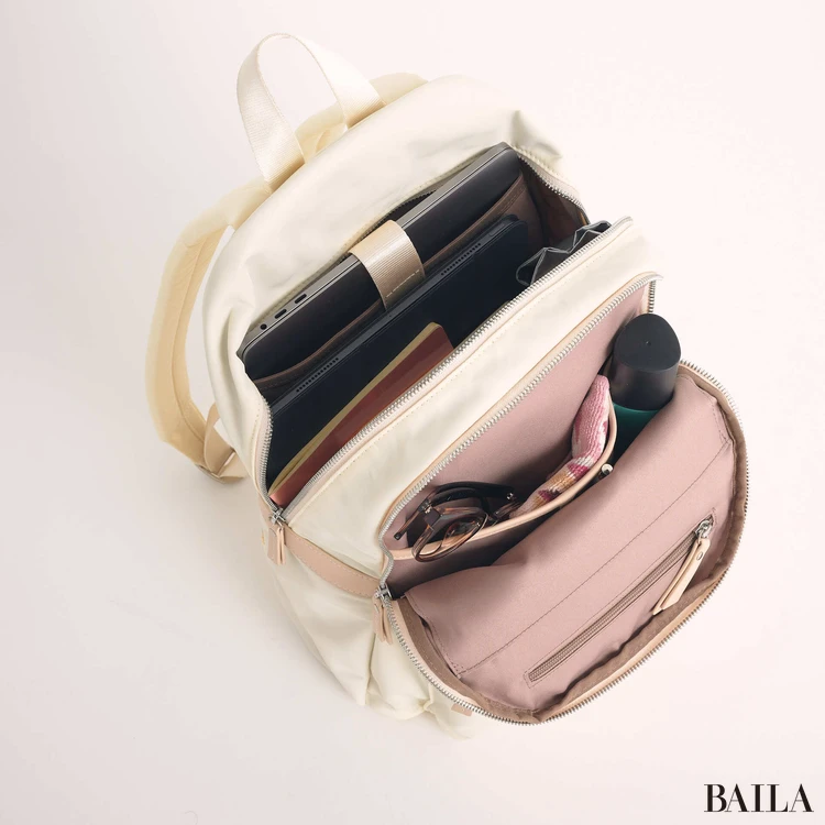 「ダイアナ（DIANA）」のきれいめリュック　収納力　通勤グッズをバッグに入れた様子