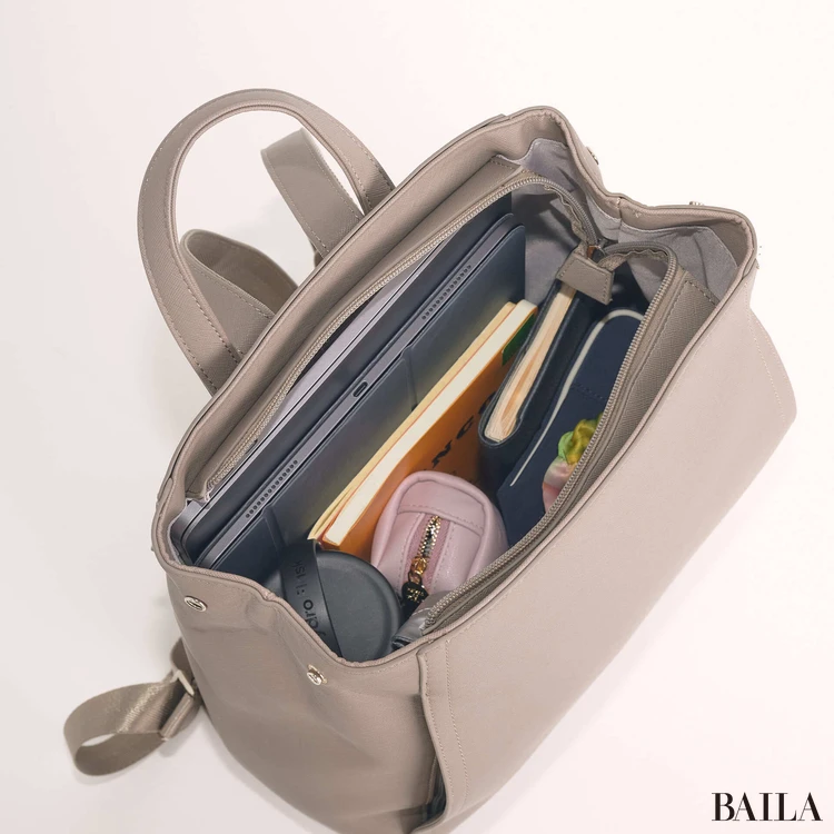 　「スーツセレクト（SUIT SELECT）」のリュック　収納力　通勤グッズをバッグに入れた様子