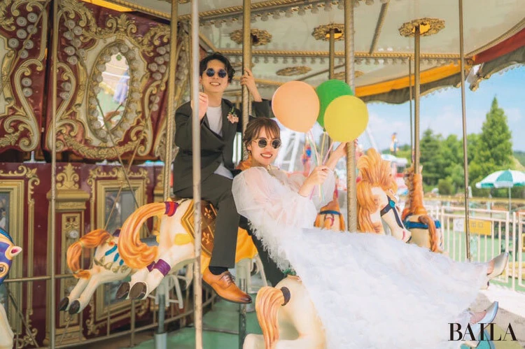 レトロさが魅力の遊園地でのフォト。おそろいのサングラスや風船などの小道具も準備。(ミナミさん・29歳・会社員)