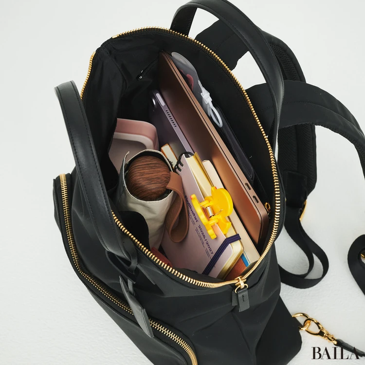 銀座かねまつ リュック 収納力 通勤グッズをバッグに入れた様子