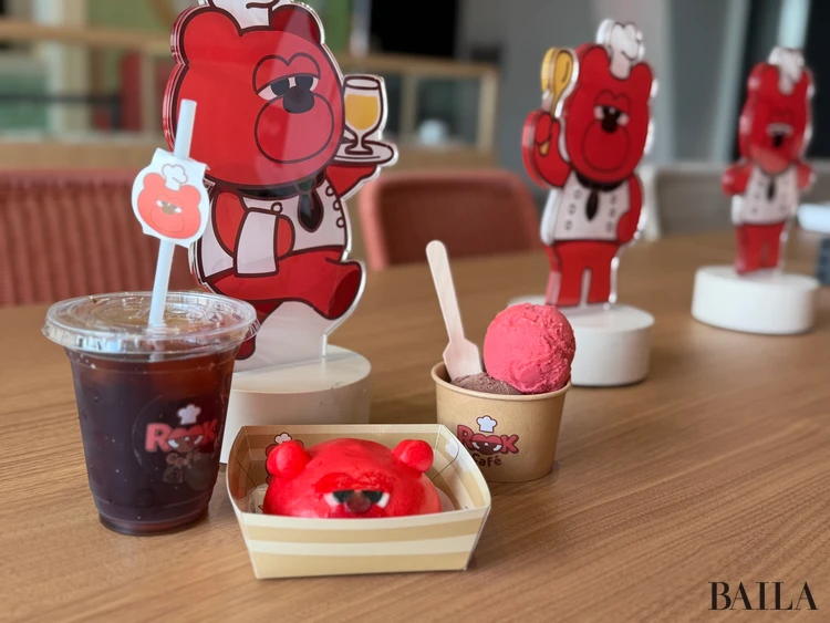 【TOYOTA ARENA TOKYO】ROOK caféのテーブルを撮影。ルークまんとアイス、アイスコーヒー。