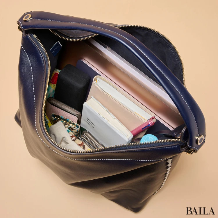 コール ハーン　イザベラ ホーボー　収納力　通勤グッズをバッグに入れた様子