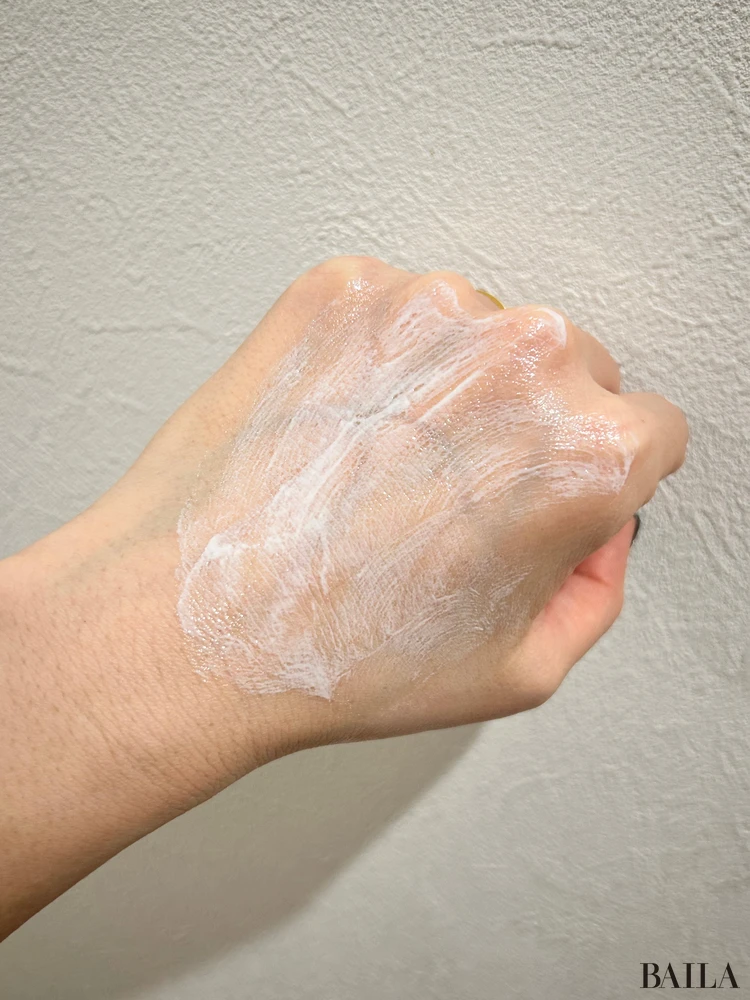 コスメデコルテ UV コンフォート ウルトラプロテクトを手の甲に伸ばした写真