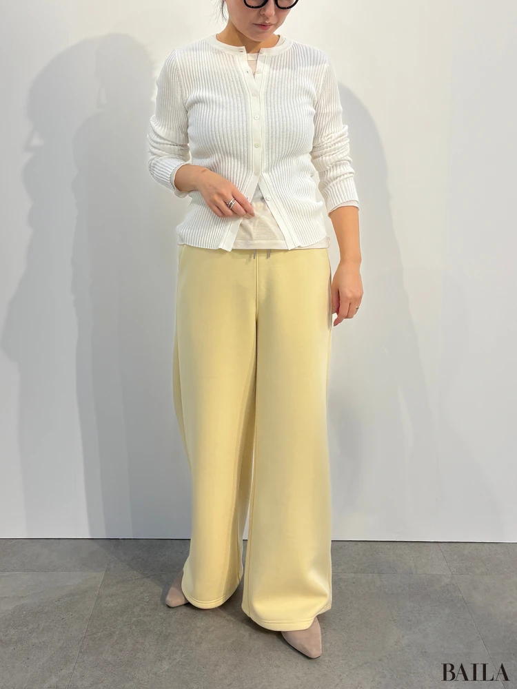 シアーリブカーディガン¥2490・ソフトシアークルーネックT(長袖)¥990・パフスウェットバギーパンツ¥2990・マシュマロヒールパンプス¥2990/GU