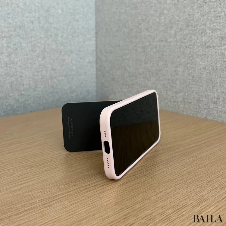 ケースティファイのスマホスタンド 立てている写真