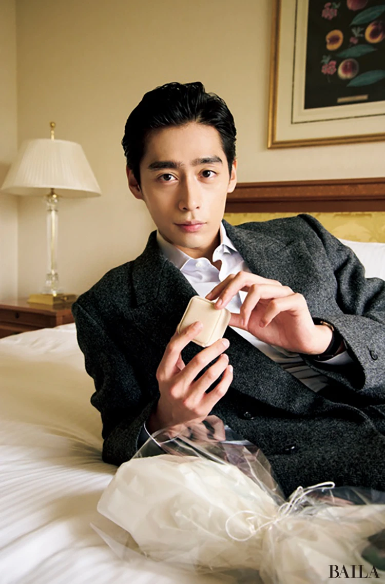 ベッドに横になる濱尾ノリタカさん