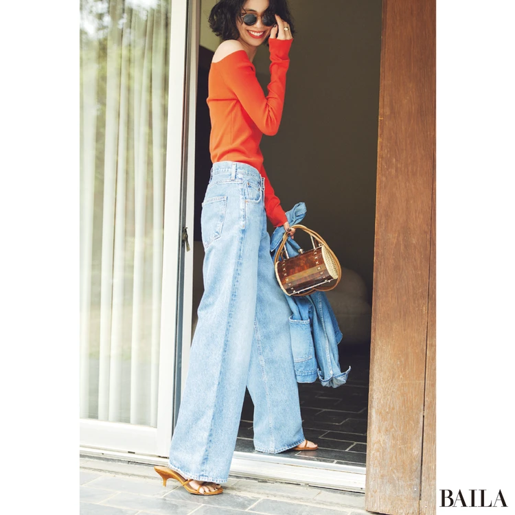 太めのカーヴィデニムを女っぽく【BAILA今日のコーデ】