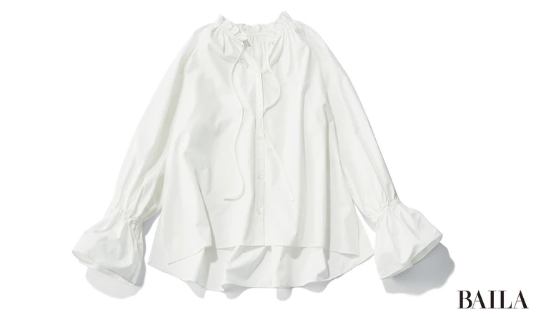 白シャツ¥27500/ロペ