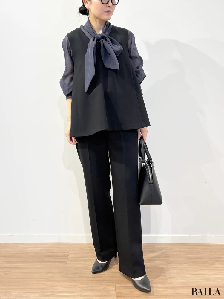 ダブルクロステントラインジレセットアップ￥15000・シアーボウタイブラウス￥9990・ポインテッドトゥパンプス¥9990