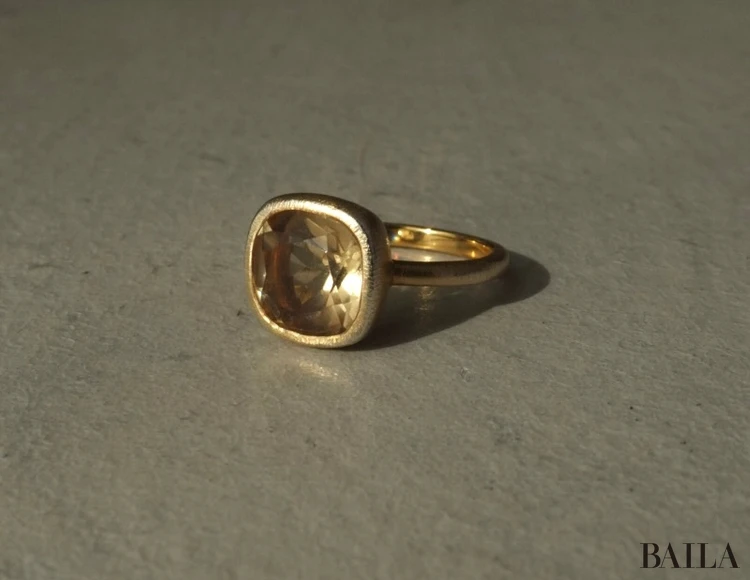 「Fruitsjolie（フリュイジョリ）」の大きなハニークオーツのリング