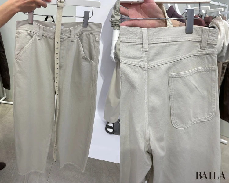 ライトグレーのジーンズ