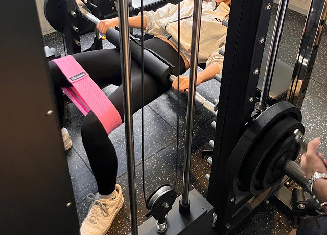 「上の写真が、ヒップスラスト。肩をベンチなどに乗せ、バーベルを骨盤に乗せてお尻を上下に動かすトレーニング。丸く、高いヒップづくりに効果的です」(門さん)