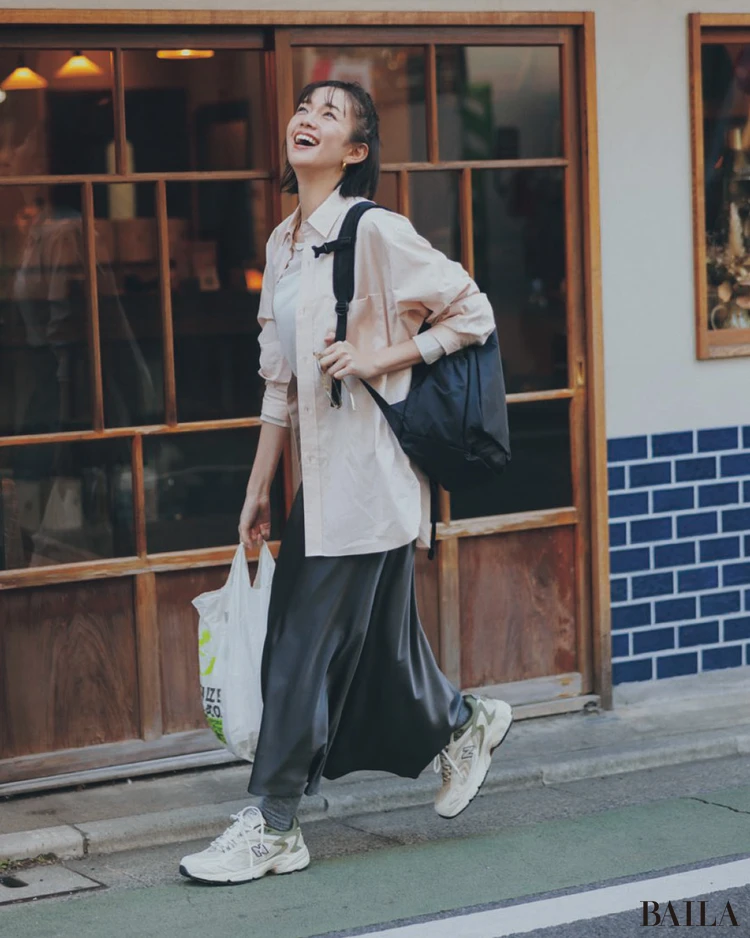 休日はシャツを羽織りに活用、力を抜いて【BAILA今日のコーデ】