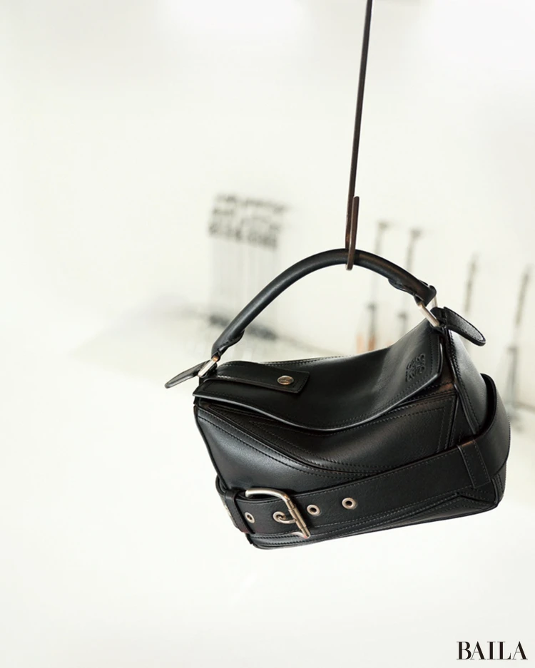 【LOEWE（ロエベ）】クールなリュクス感が味わえる“パズル バイカー バッグ”がデビュー