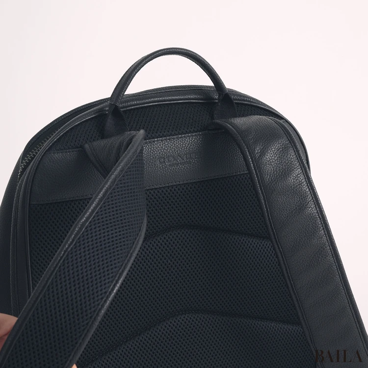 コーチ」のリュックは上質なレザー製だからきれいめ派の通勤に