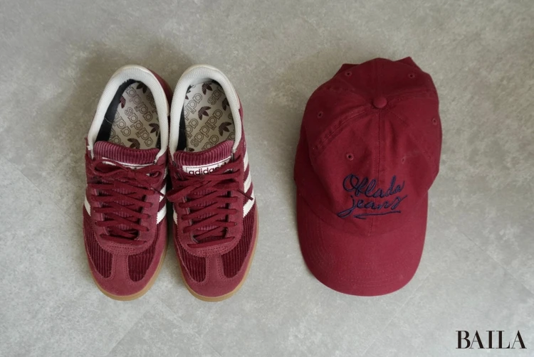 ボルドーカラーのadidasのハンドボールスペツィアルとオブラダのキャップの写真