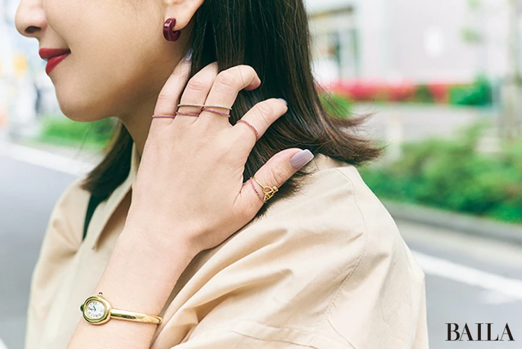 百々千晴 シャツコーデ ジュエリー モチーフリング