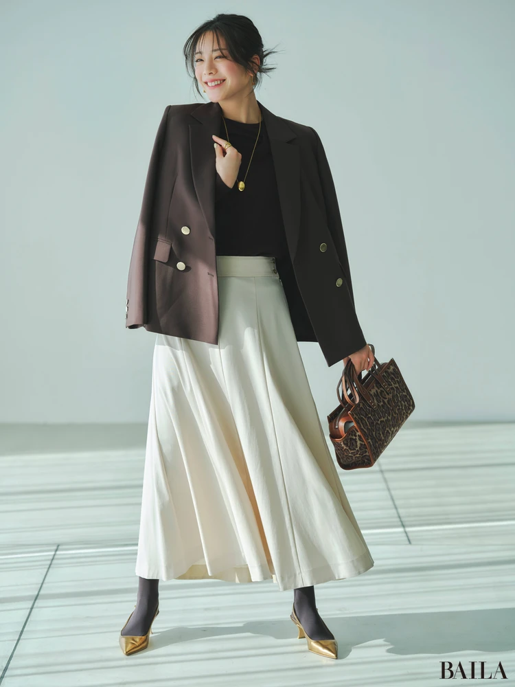 モデル貴島明日香がフレアスカート軸の女子会コーデを着ている