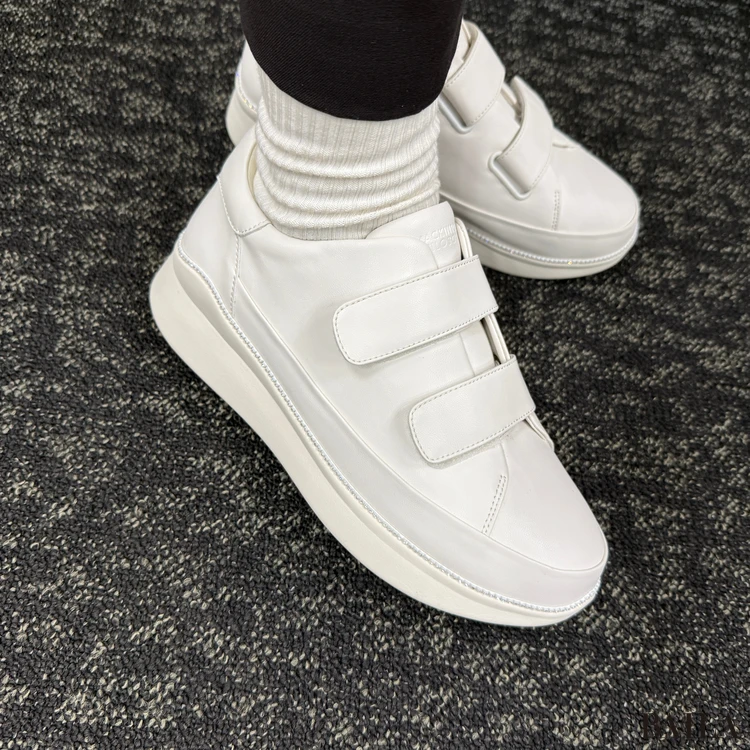 マッキントッシュ フィロソフィー 厚底ベルクロストラップスニーカー 履いた様子