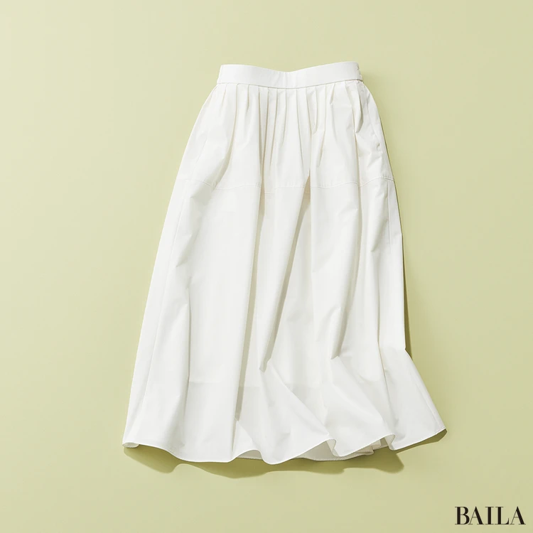 スカート￥8990／アンフィーロ