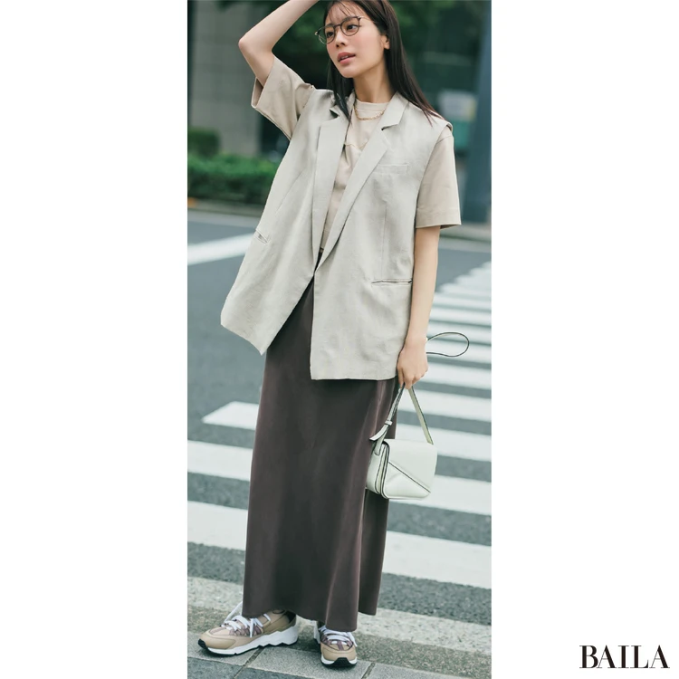 今季のベージュTはトレンド意識の通勤コーデにも【BAILA今日のコーデ】