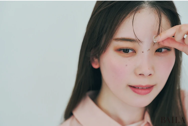 《3》それぞれの毛束の先から3分の1の部分にオイルを少量なじませ、指先でゆるやかなカーブをつけて動きを出す。