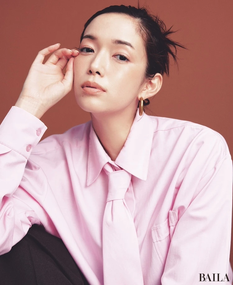 【BROWN×PINKを着る日】ピンクの甘さに負けない存在感を、異質感のシャドウで目もとに漂わせて