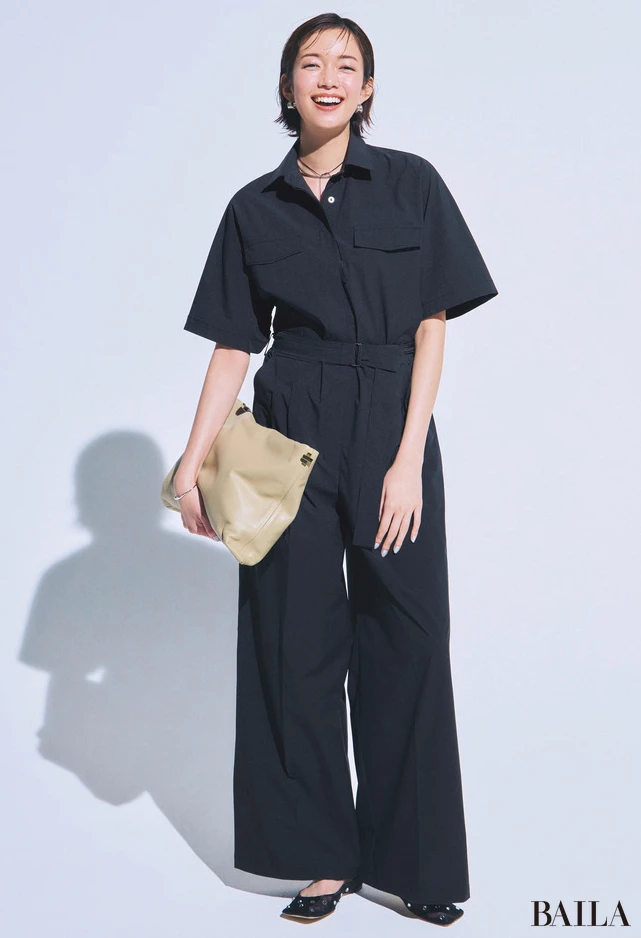 オールインワン通勤の洒落見えを透けパンプスでアシスト!