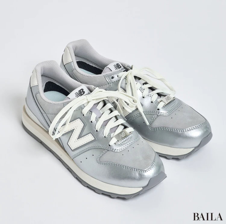 通勤ではきたいニューバランスのスニーカー WL996T シルバー